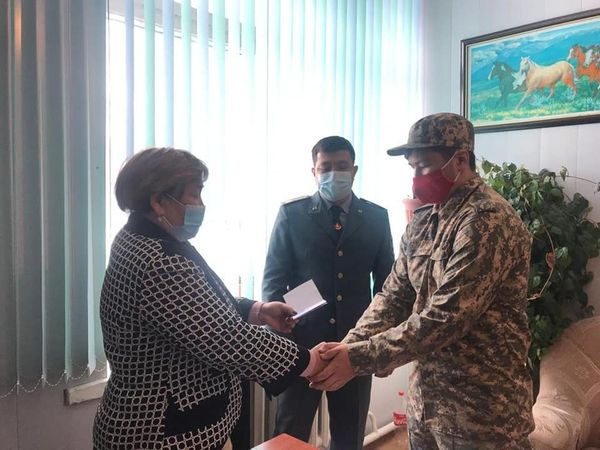 Қазақстан Республикасы қорғаныс министрлігінің әскерге шақыру учаскесіне тіркелу туралы куәлігін тапсыру салтанатты түрде оқушыларға табысталды.